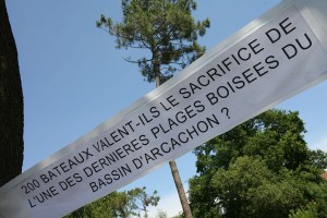 manfestation du 11 juillet 2009 contre l'extension du port de plaisance au détriment de la plage boisée 