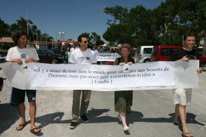 les manifestants longent les limites de l'extension, Gandhi en citation