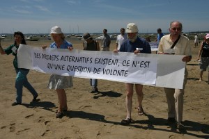 le cortège se rend sur le sable mouillé (nous sommes à marée basse la marée sera haute à 21 h avec une coefficient de 72)