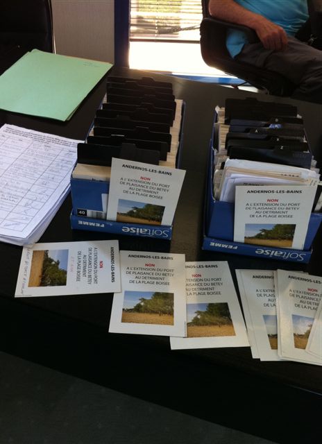 près de   1000  andernosiens ont signé soit une carte postale, soit une pétition sur papier soit une cyberpétition  (884 décomptés + signatures sur le site http://andernos.canalblog.com