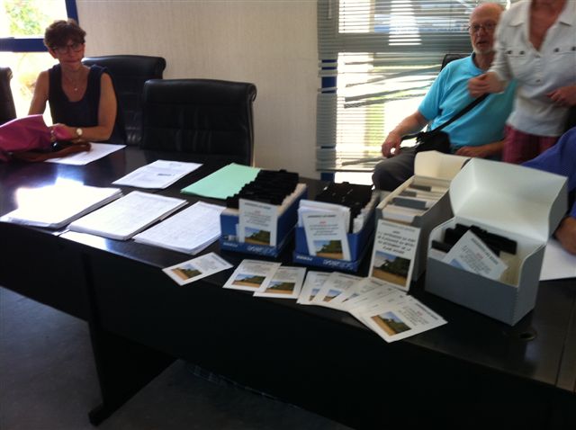 les cartes postales pétition montrées ici lors de l'enquête publique sur le PLU de la ville d'Andernos-les-bains 