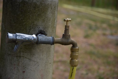 Une clé sur le robinet 